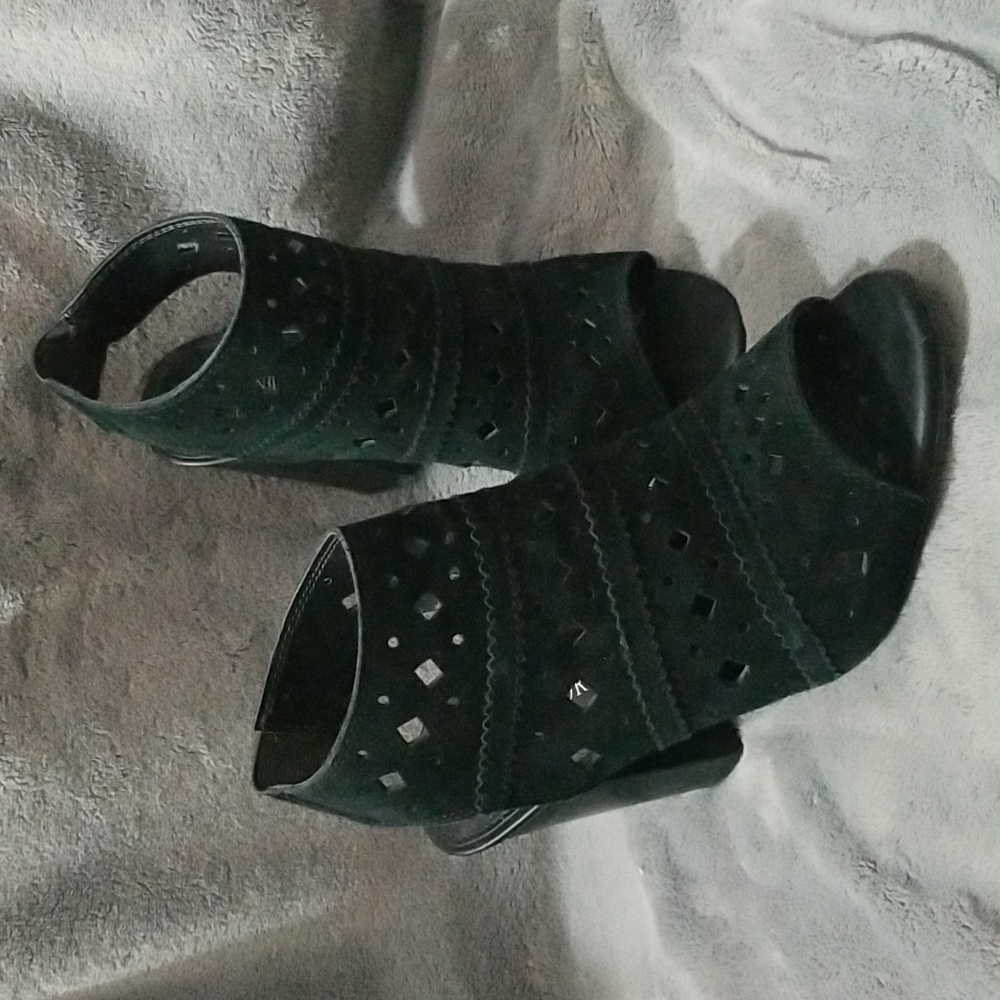 Black cut out chunky heel
